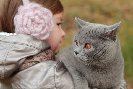 与英国的小猫，在公园里的女孩