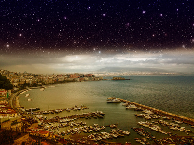 那不勒斯海湾精彩鸟瞰城市 海与夜