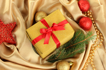 美丽明亮的礼品和圣诞装饰，在丝绸布料