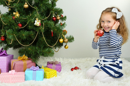 装饰圣诞树用房间里的小玩意的小女孩