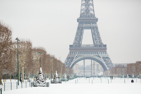 下雪的日子，在巴黎，法国