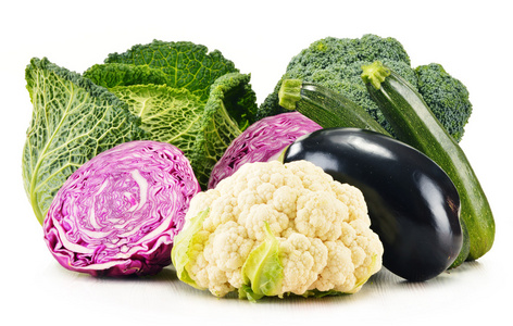 不同种类的新鲜有机蔬菜上白色隔离