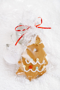 姜饼树 cookie 中雪白色背景上的一袋