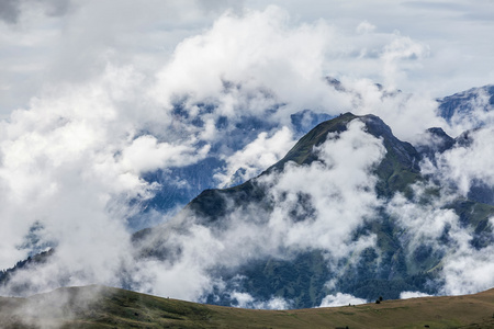 在云端的山峰