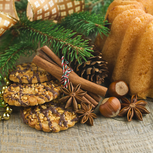 棕色木制背景上的圣诞蛋糕选择性聚焦