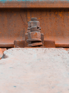 在被遗弃的旧铁路旧螺栓