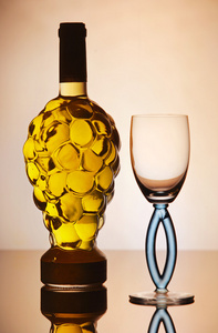 瓶白葡萄酒与玻璃