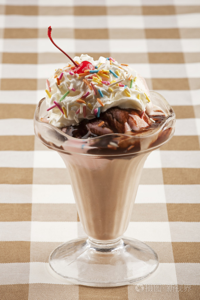 美味的巧克力圣代冰淇淋放在格子的桌布