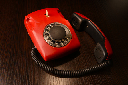 红色复古的电话，在深色背景上
