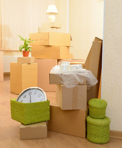 空纸箱堆栈的房间 移动之家的构想