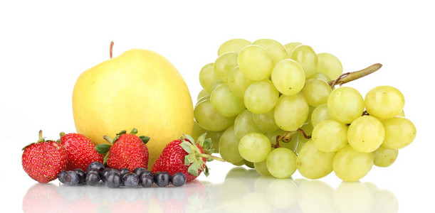 成熟的甜水果和浆果孤立在白色的混合