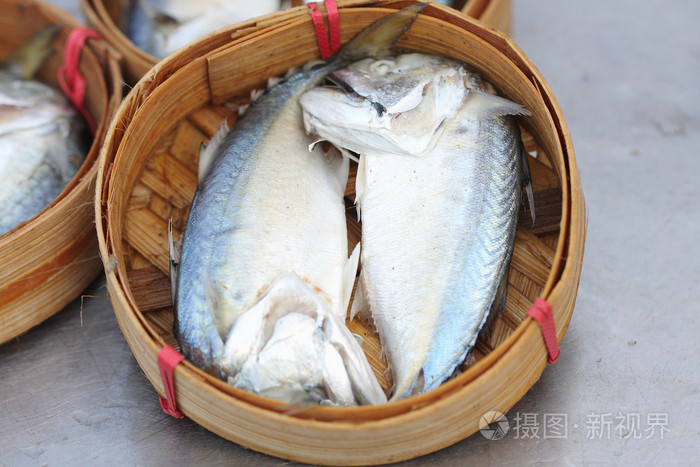 鱼在篮子里待售