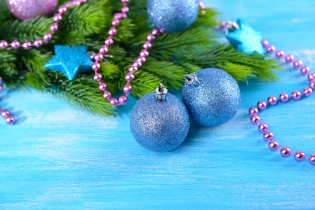 枞树，在彩色背景上的圣诞球