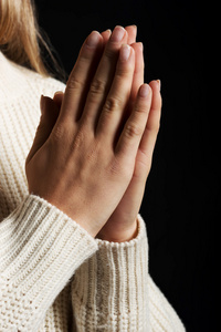 年轻女子的祈祷。紧靠手