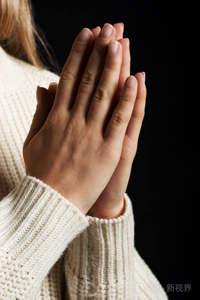 年轻女子的祈祷紧靠手