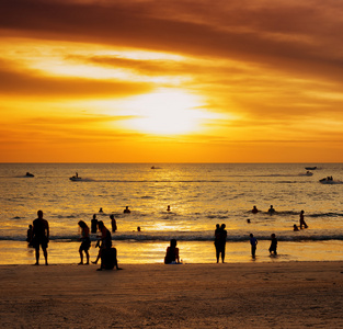 一群人在日落海滩上