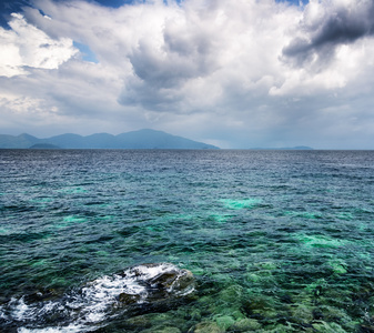 热带海洋和蓝蓝的天空