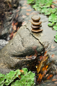 石头金字塔象征着禅 和谐 平衡的河边