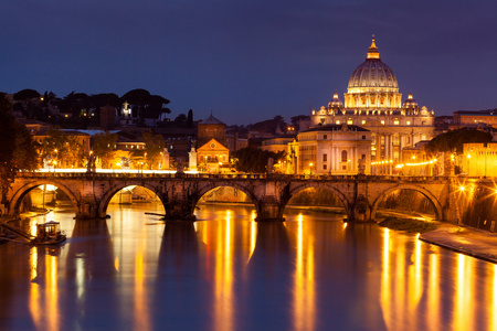 在罗马，意大利的圣伯多禄大教堂夜景