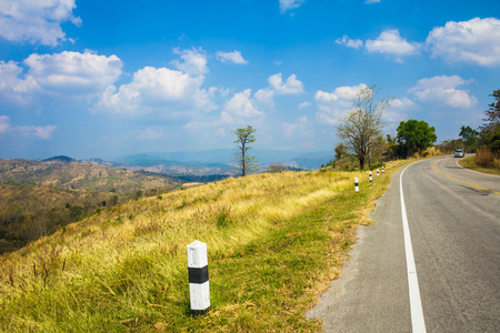 美丽的风景与曲折的道路在山中