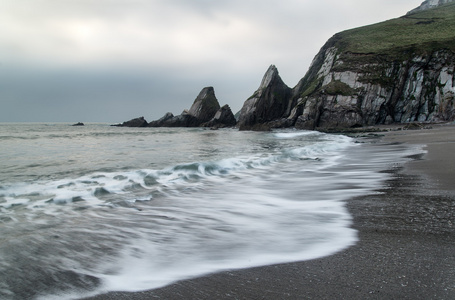 锯齿状和坚固岩石与海岸线上的风景海景