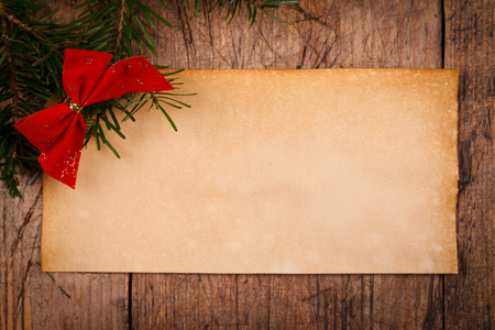 木制圣诞饰品与旧纸张背景