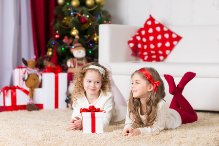 圣诞节，圣诞节，冬天，幸福的理念两个可爱的卷发女孩玩礼品盒