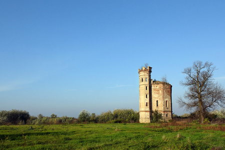 旧城堡废墟与塔景观