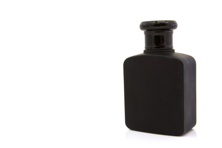 孤立的背景上的黑色香水瓶