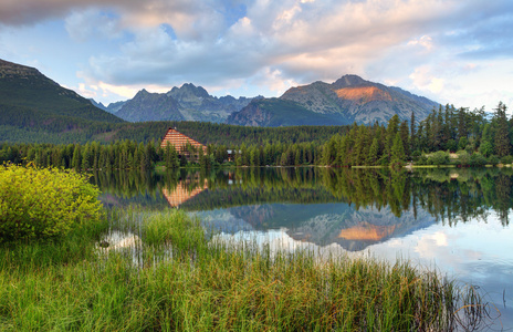 斯洛伐克山湖在 tatrastrbskepleso