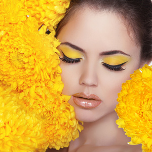 美的肖像。美的水疗中心女人在黄色的花。眼睛