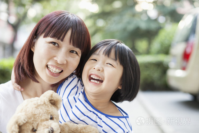 妈妈与孩子拥抱的照片图片