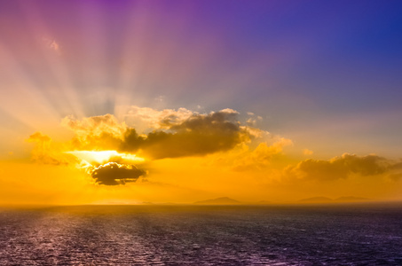 海洋景观夕阳与云层和色彩斑斓的天空