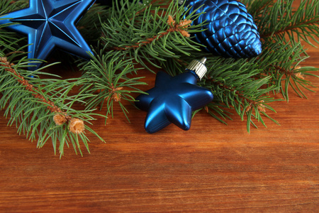 在木制的背景上的枞树上的美丽圣诞装饰品。