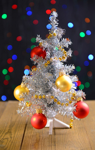 在明亮的背景上桌上装饰圣诞树