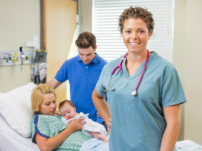 护士站与夫妇和刚出生的婴儿，在背景中