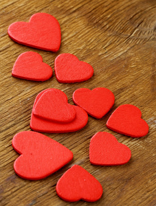 红色的心，在一个木制的背景上的爱的象征
