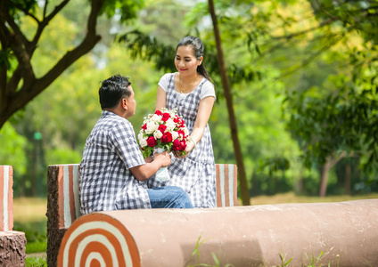 亚洲年轻夫妇恋爱的概念镜头。