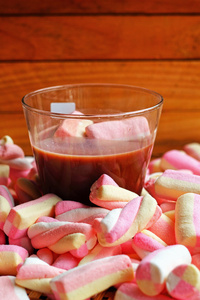 热巧克力和粉红色棉花糖