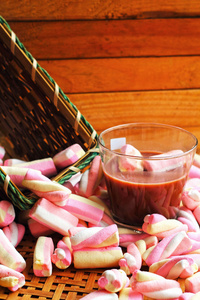 热巧克力和粉红色棉花糖
