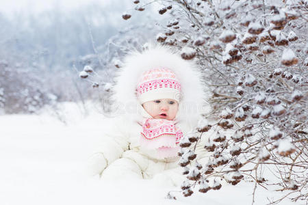 美丽的小女孩在雪地里玩耍