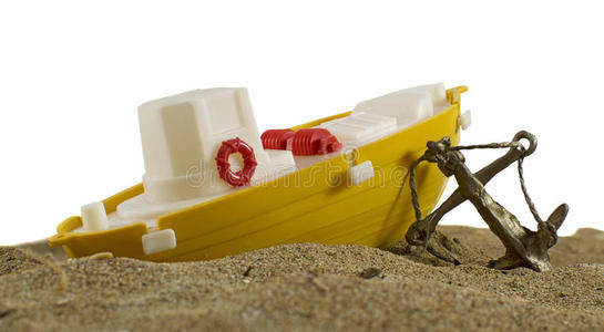 沙滩上的玩具船