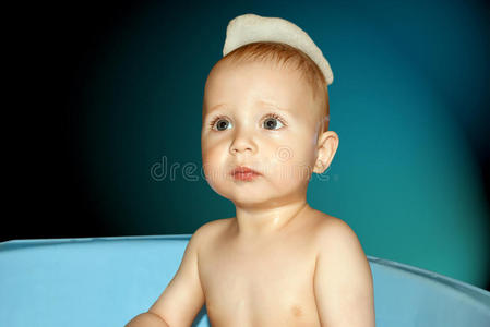 婴儿脸特写浴缸洗澡。