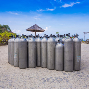 许多金属潜水氧气罐