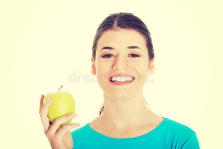 一个漂亮的随意的女人拿着一个苹果。