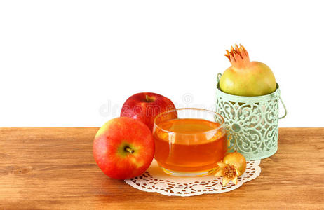 rosh hashanah概念苹果蜂蜜和石榴放在木桌上。孤立的