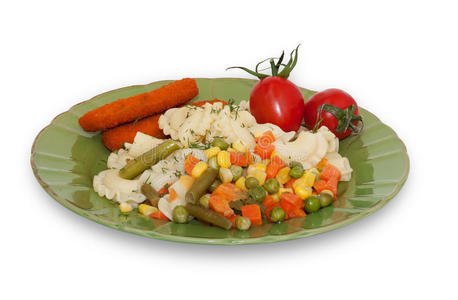 意大利面，鱼棍，盘子里的蔬菜和叉子