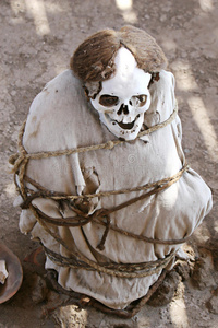 用织物包裹的古代木乃伊小木乃伊美丽的女人和创造性的化妆像蚕茧在