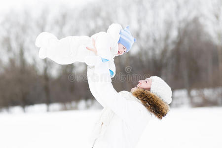 年轻的母亲和她的孩子在雪地里