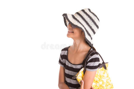 戴着夏日帽太阳镜和手提包的女孩